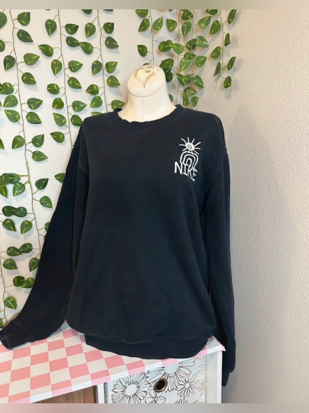 Nike women’s small black preppy cotton casual athletic cozy crewneck embroidered